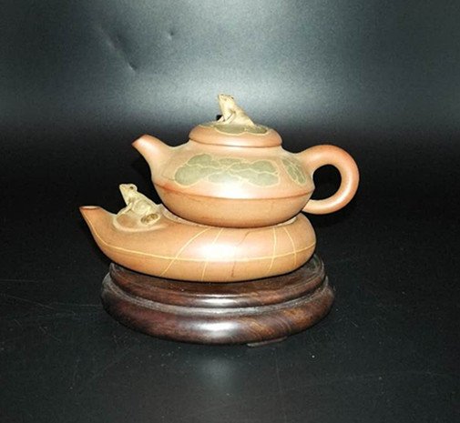 Chinese Yixing Pottery Teapot (1 of 8)