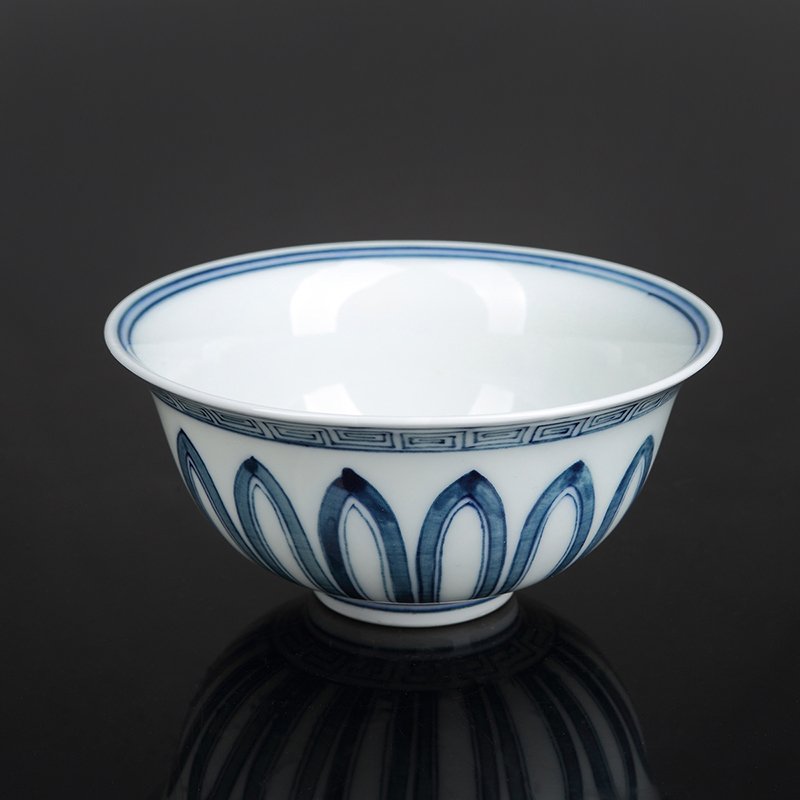 Chinese Ming Blue And White Porcelain Bowl: "Ming chenghua year" model of glaze color blue and white window fine painting painters delicate treasure fat phase pattern mouth bowl Collection size:6 cm high, 10cm diameter