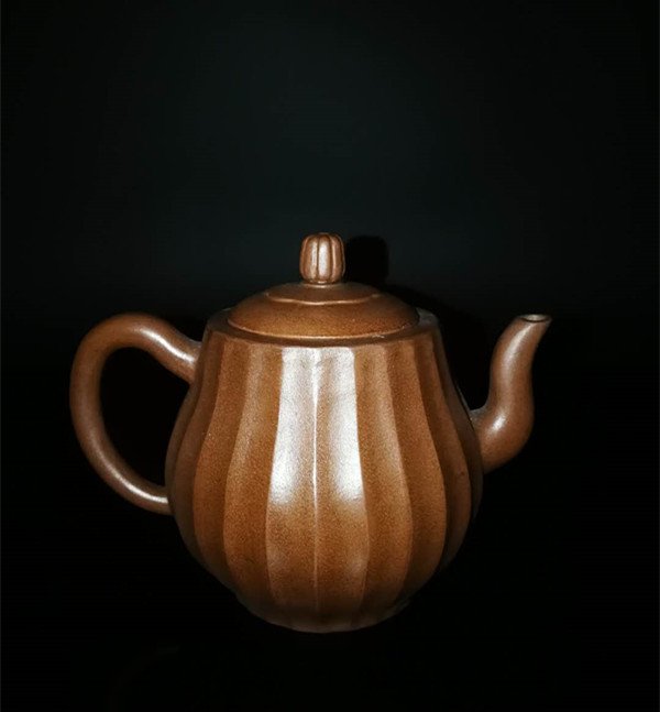 Chinese Yixing Pottery Teapot (Mark of Chen mingyuan) (1 of 8)