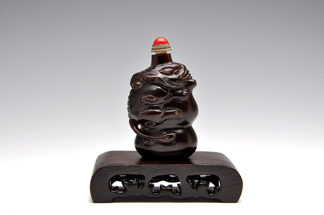 A CHINESE RHINOCEROS HORN CARVED SNUFF BOTTLE (1 of 3)