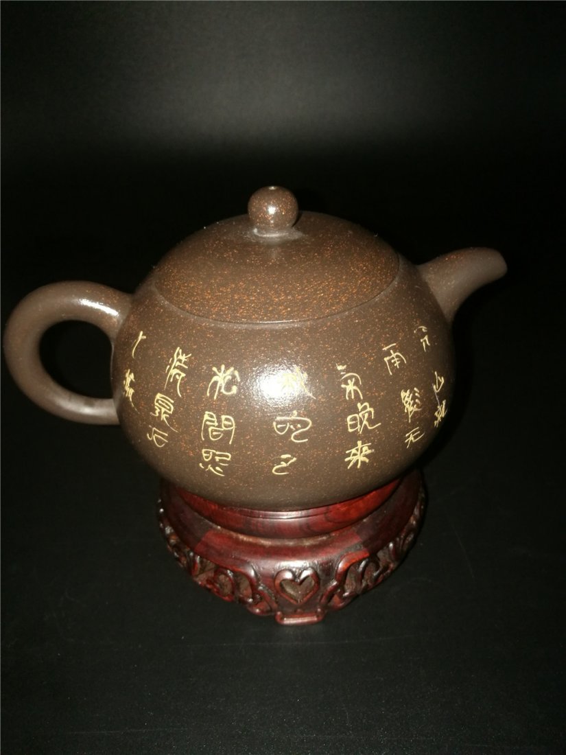 Chinese Yixing Zisha Clay Teapot w Artist Signed: Chinese Yixing Zisha Clay Teapot w Artist Signed .H:9.5CM D:11CM
