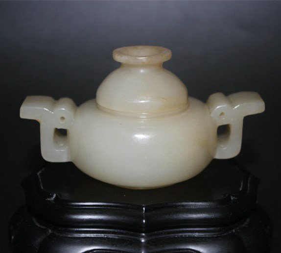 Chinese Qing dynasty Hetian Jade Double Ear Incense: Chinese Qing dynasty Hetian Jade Double Ear Incense Burner Size: 9.7 * 5.5 * 6 CM.Weight: 140 g.