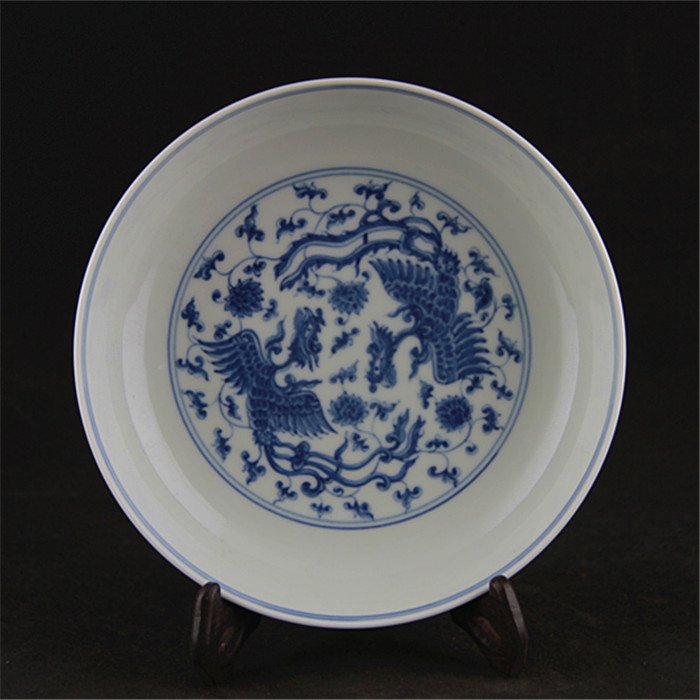 Ming dynasty Chenghua year put lotus flower blue and w: Ming dynasty Chenghua year put lotus flower blue and white plate Size height: 4.5 *20cm Size (4.6 cm) high (18.6 cm) diameter, bottom diameter 11.7 cm)