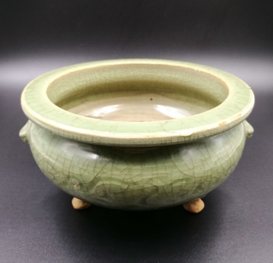 Chinese The song dynasty longquan celadon three legs in (1 of 5)