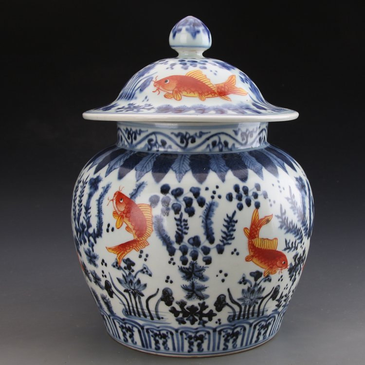 Ming dynasty style porcelain jar: Fine Chinese Ming dynasty style porcelain jar. H:30CM,D:21CM
