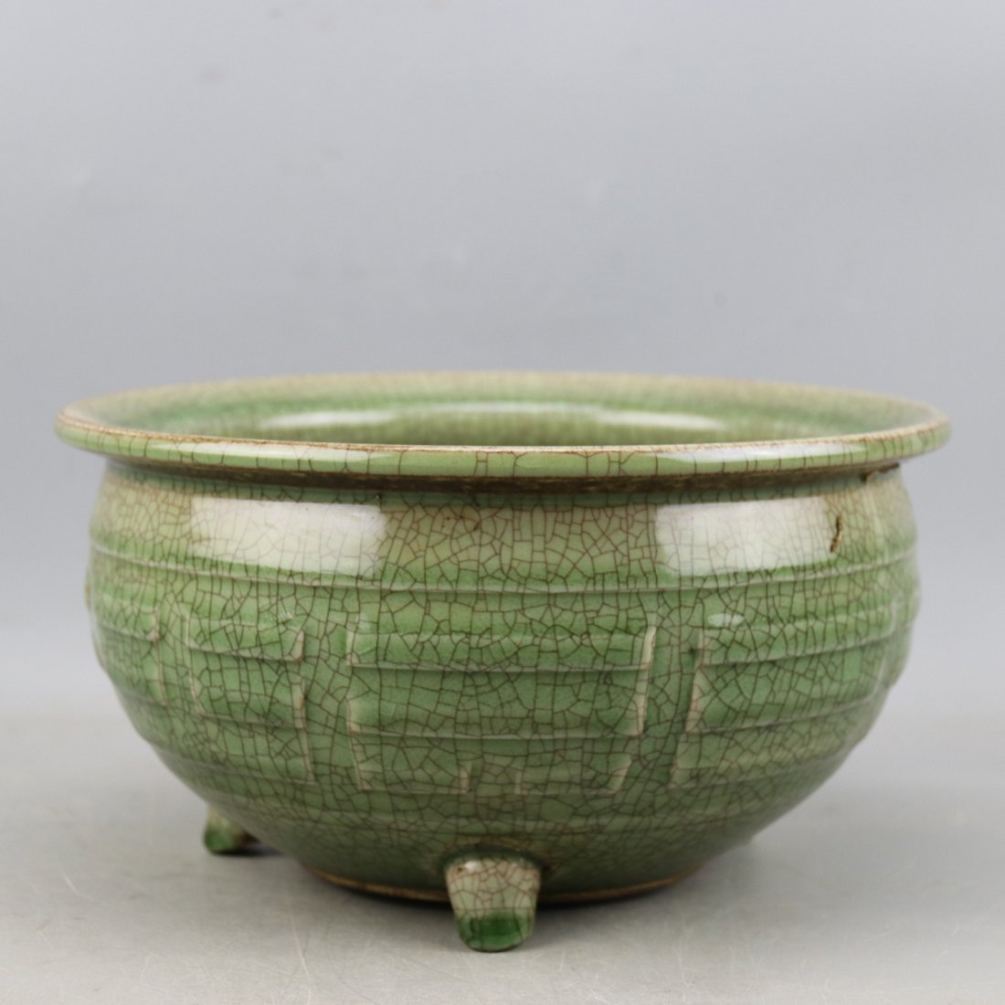 Chinese The song dynasty longquan celadon three legs in (1 of 5)