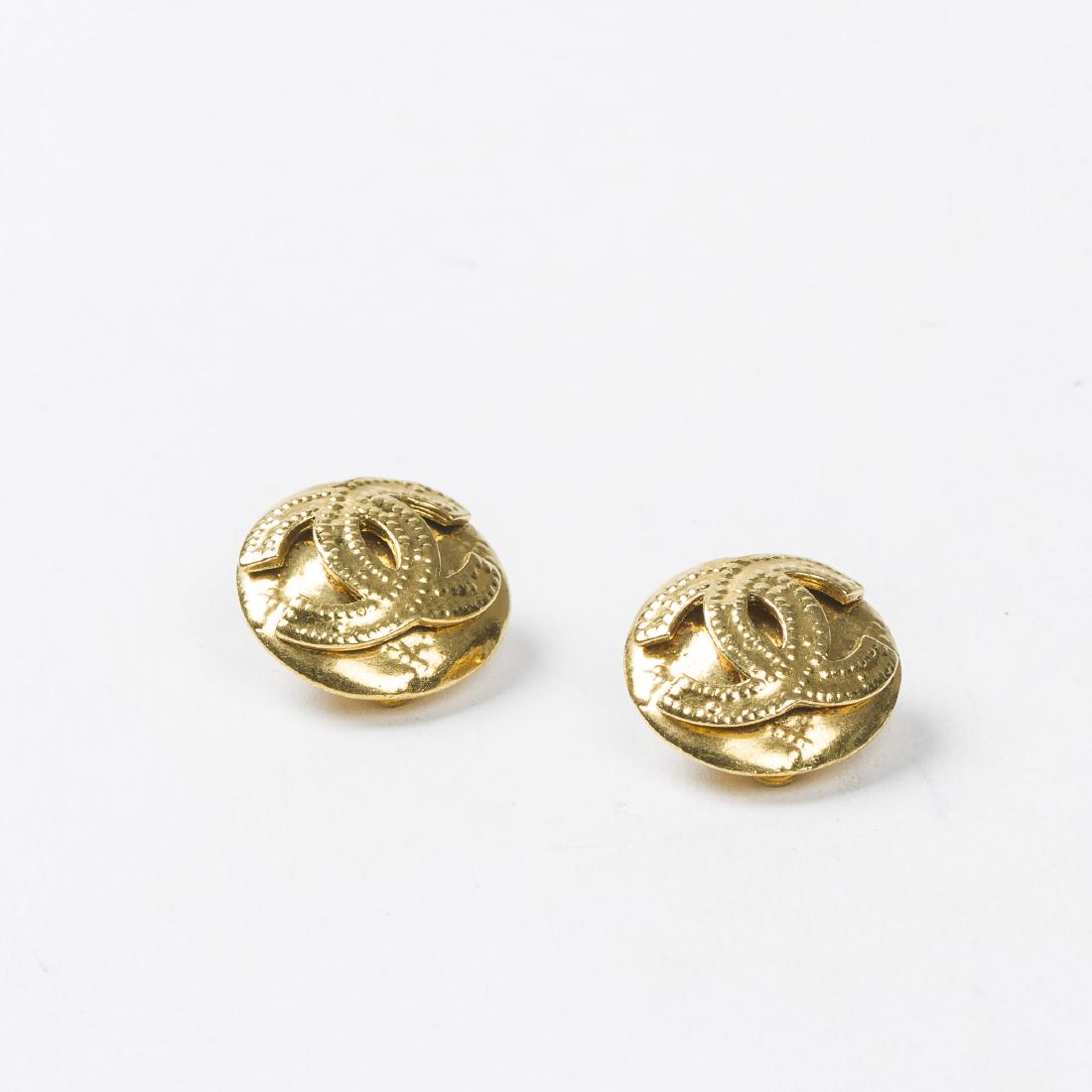Chanel Round Dotted Logo Clip Earrings Costume (1 of 2)