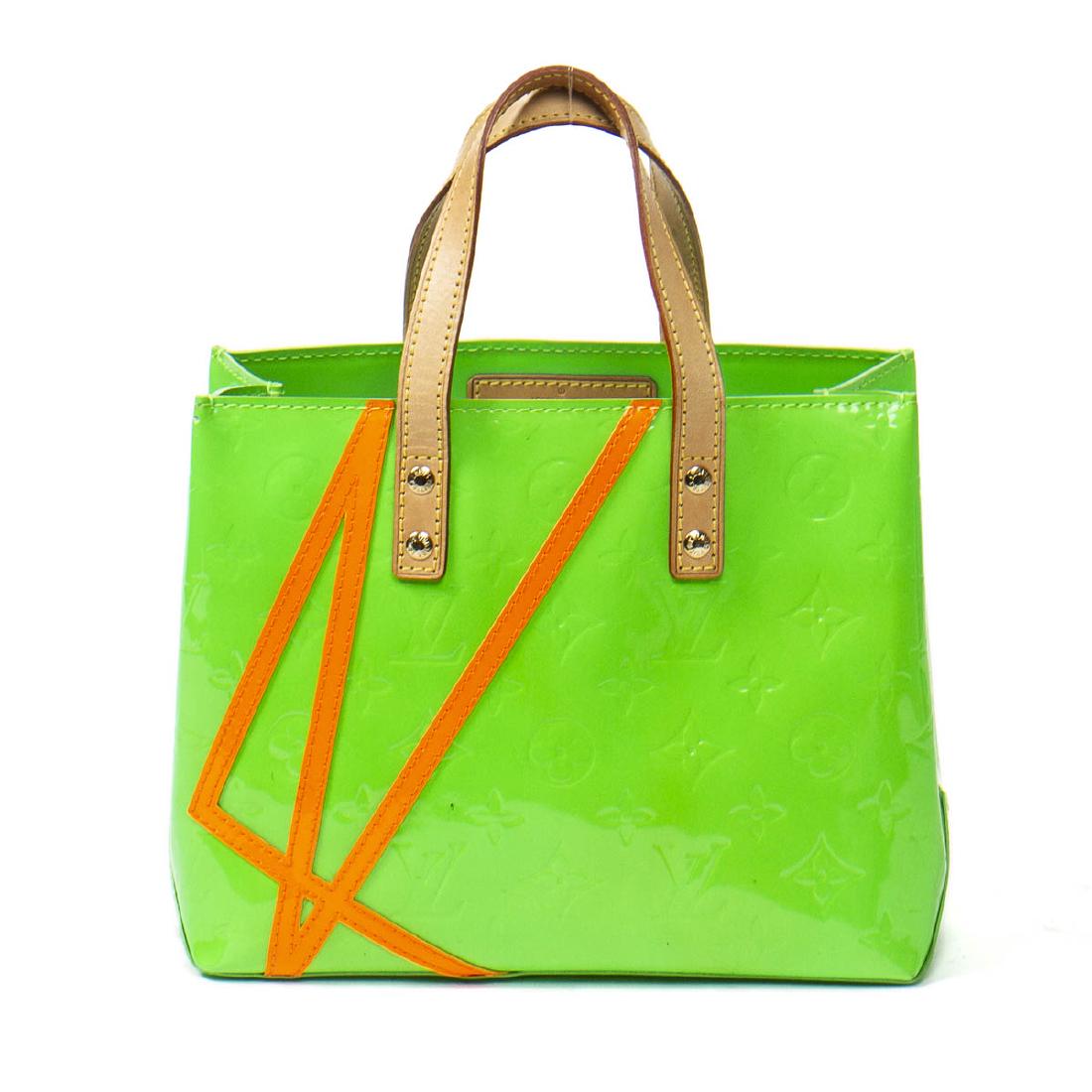 Louis Vuitton Reade Robert Wilson in green flashy: Louis Vuitton Reade Robert Wilson in green flashy Monogram Vernis. Vachetta leather straps. Golden brass hardware. Excellent condition. Interior in green canvas, with one zip pocket. "Louis Vuitton" s