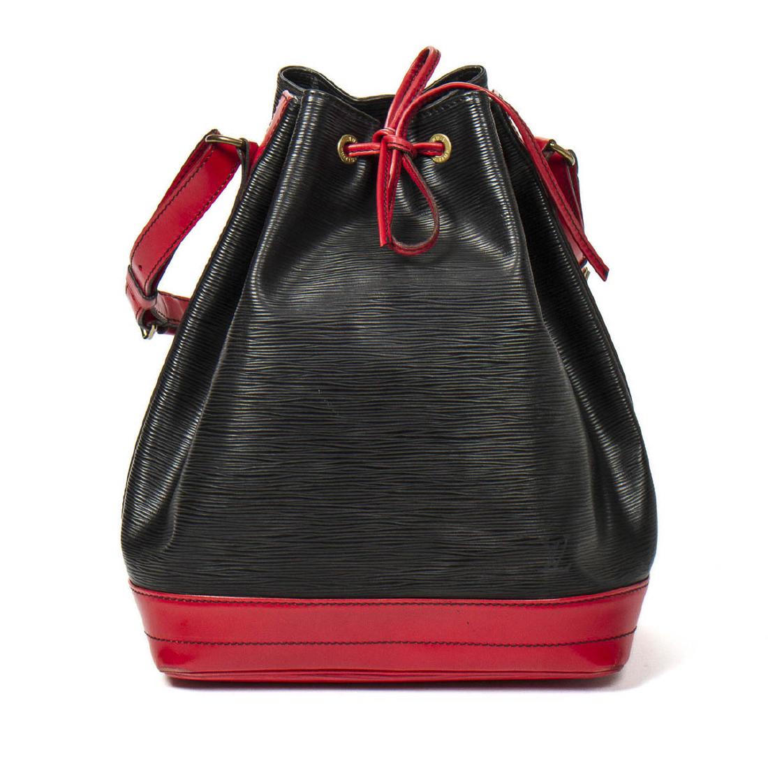 Louis Vuitton Noe Bicolor GM in Black and Red Epi: Louis Vuitton Noe Bicolor GM in Black/Red Epi. Red Leather adjustable strap. Golden brass hardware. Very Good condition. Interior in black suede leather with one zip pocket. Production code A20911. Mo