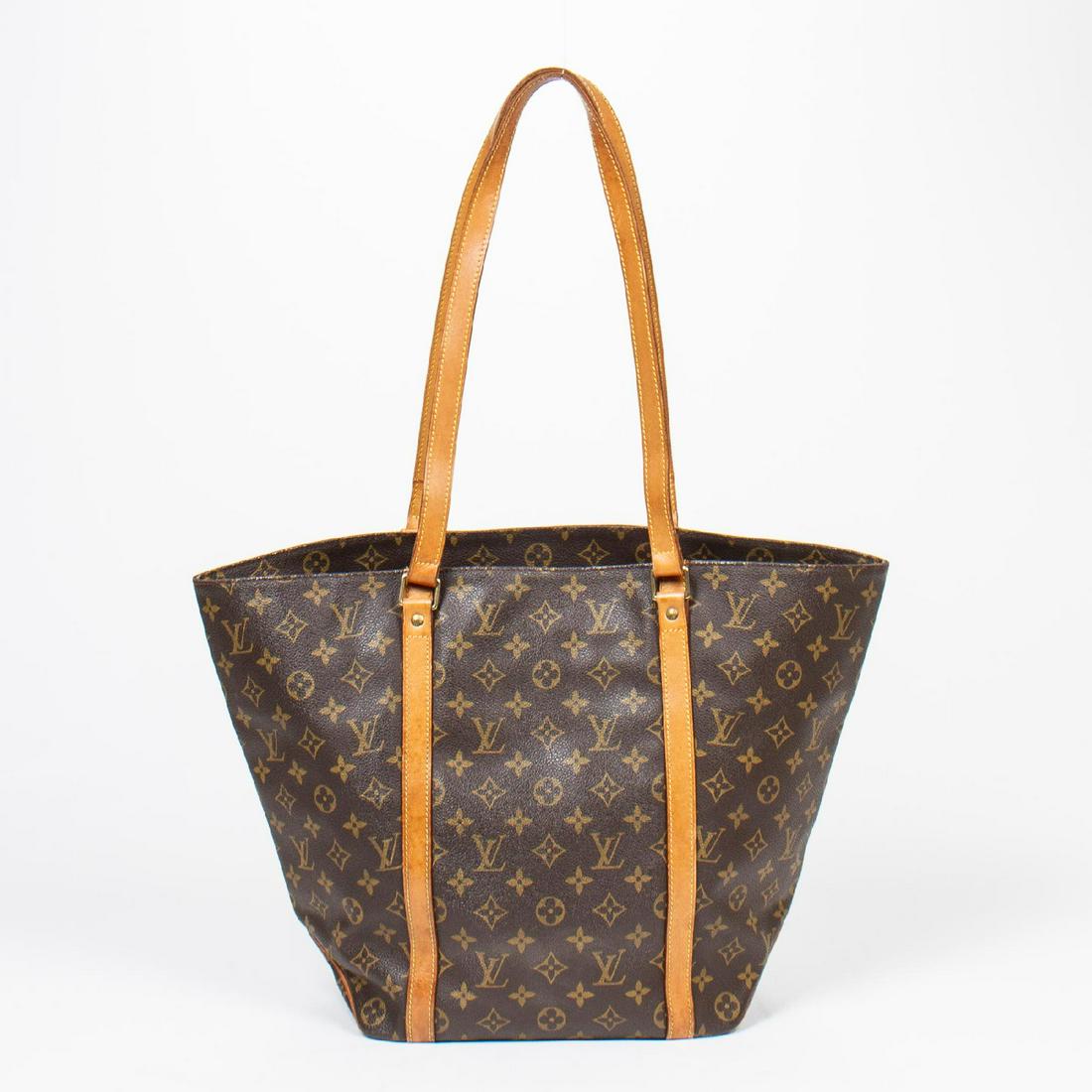 Louis Vuitton Sac Shopping PM: Pre-loved Louis Vuitton Sac Shopping PM in Brown coated Monogram Canvas with Vachetta leather Straps. The hardware is in Golden Brass. Dimensions (L*H*D in cm): 25,5*34*14cm. Brand Production Code : N