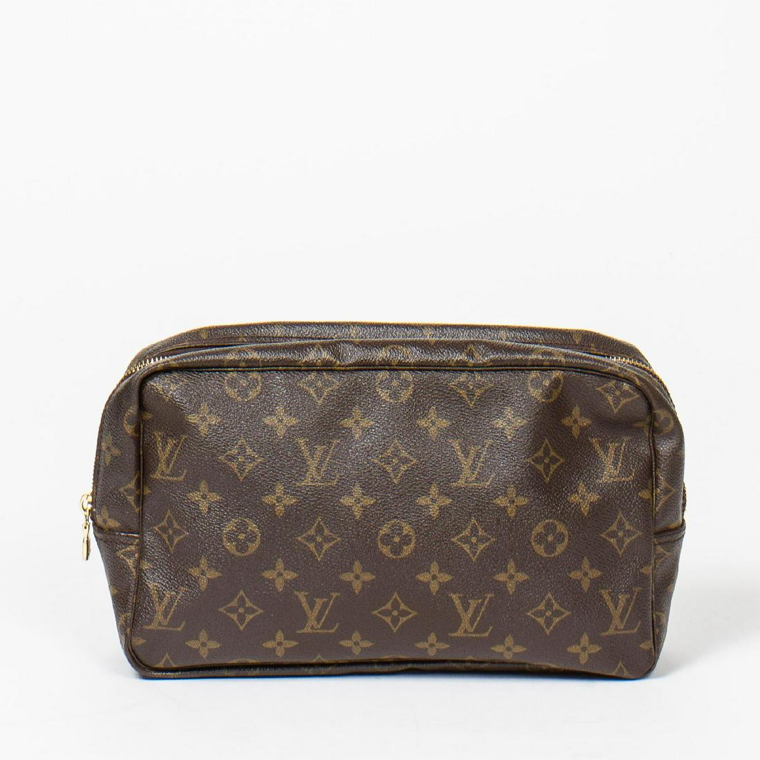 Louis Vuitton Toiletry Pouch GM: Pre-loved Louis Vuitton Toiletry Pouch GM in Brown coated Monogram Canvas. The hardware is in Golden Brass. Dimensions (L*H*D in cm): 27*16*7cm. Brand Production Code : 884NO. Few stains on the interi