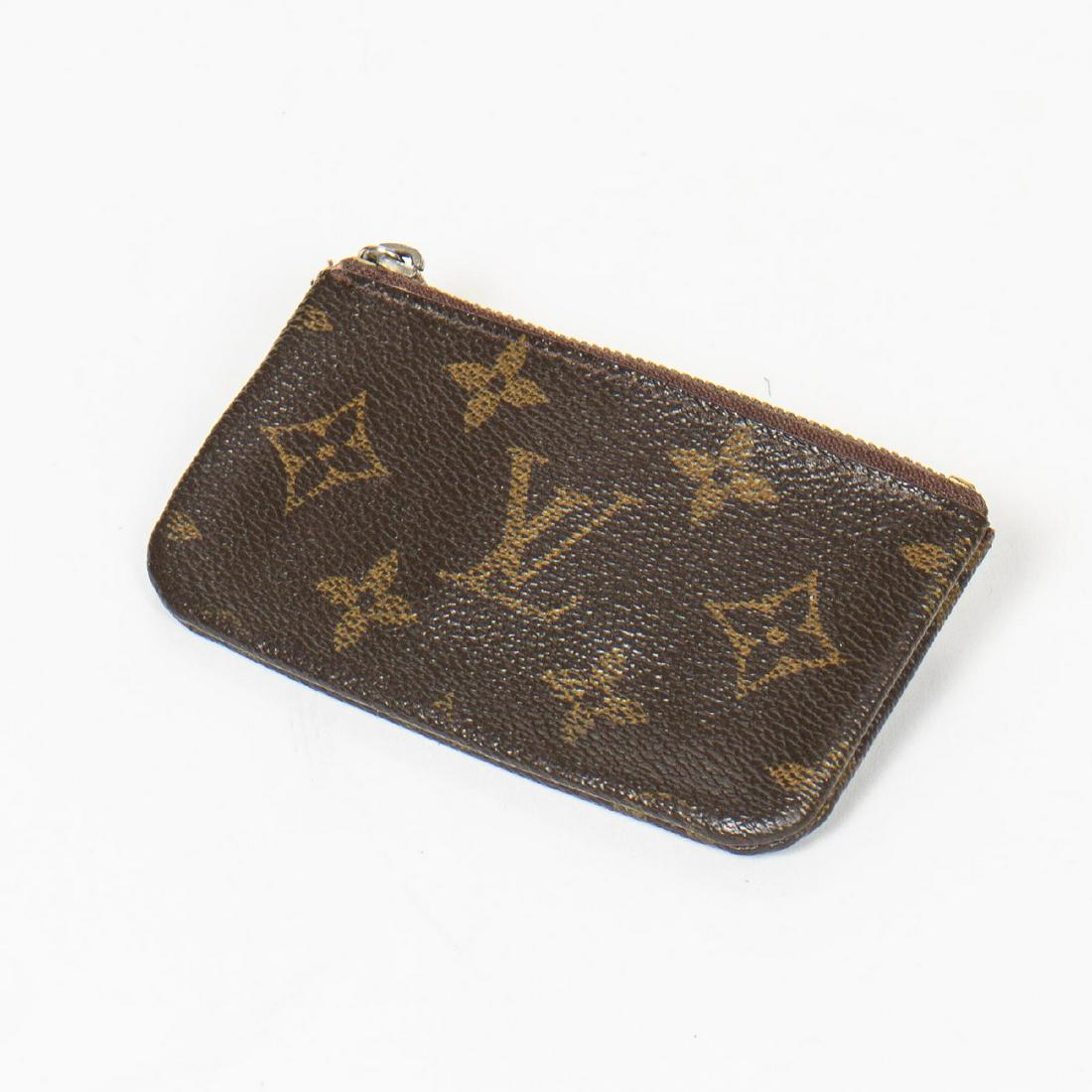 Louis Vuitton Pochette Cles: Pre-loved Louis Vuitton Pochette ClÃ©s in Brown coated Monogram Canvas. The hardware is in Golden Brass. Dimensions (L*H*D in cm): 11,5*7*1cm. Brand Production Code : CT2132. Fair condition, the ite