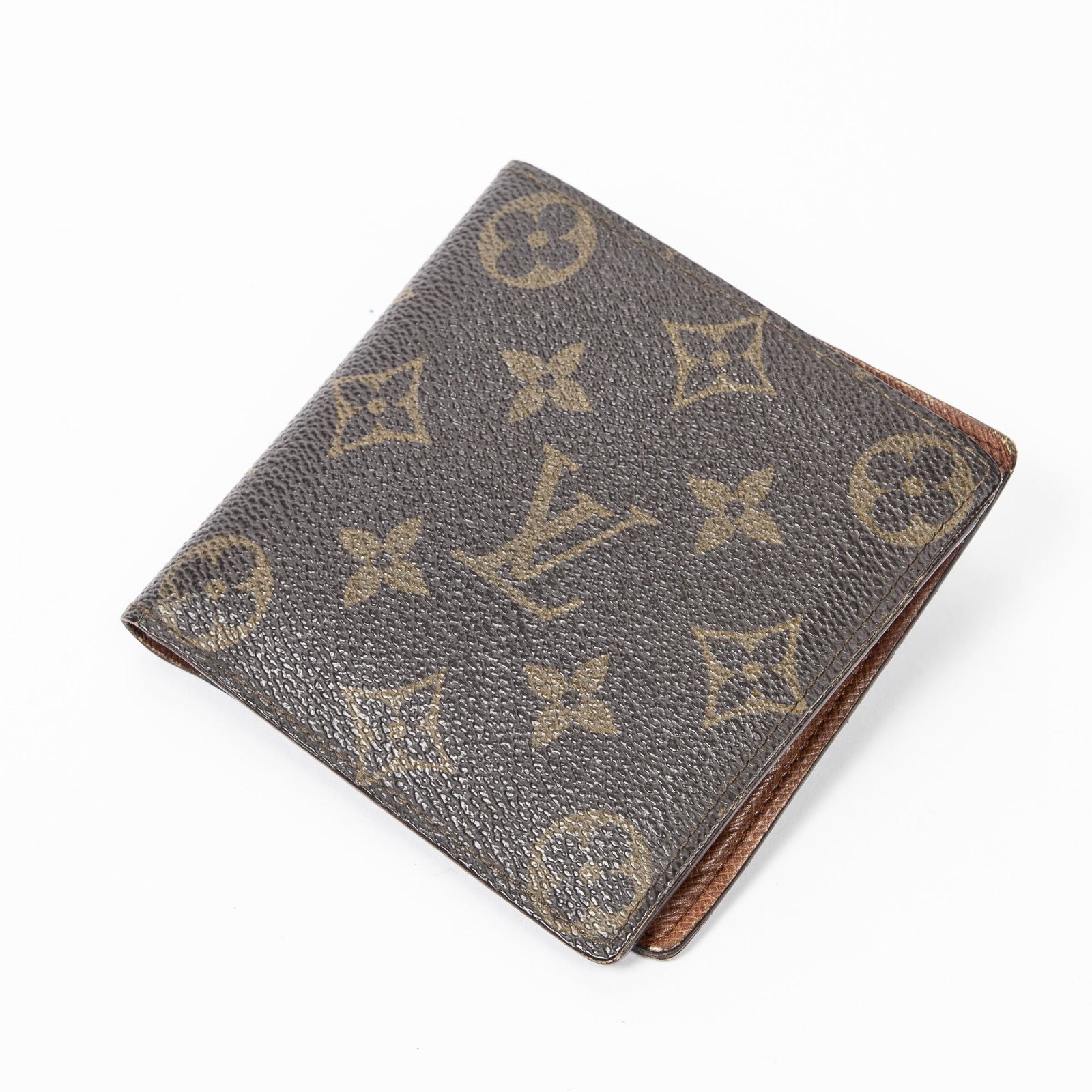 Louis VuittonVintage Marco wallet: Pre-loved Louis Vuitton Vintage Marco wallet in Brown coated Monogram Canvas. Dimensions (L*H*D in cm): 29*22*13cm. Brand Production Code : AN0996. Few signs of wear on the corners. Some signs of wear