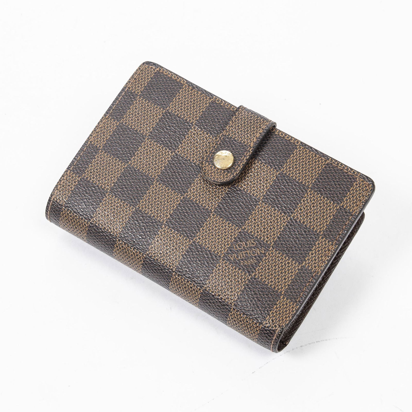Louis Vuitton French Purse wallet: Pre-loved Louis Vuitton French Purse wallet in Brown coated Damier Ebene monogram canvas. The hardware is in Golden Brass. Dimensions (L*H*D in cm): 13,5*9*3cm. Brand Production Code : MI0079. Excelle
