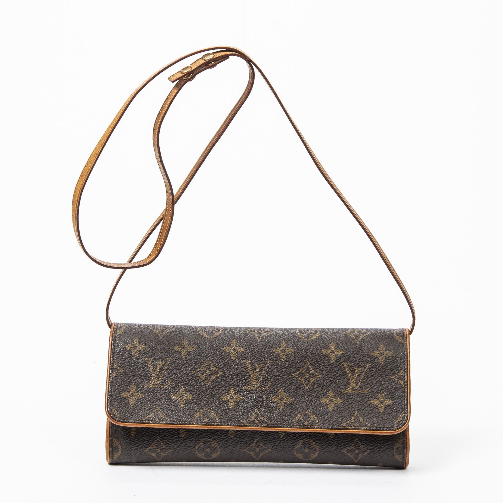 Louis Vuitton Twin GM: Pre-loved Louis Vuitton Twin GM in Brown coated Monogram Canvas with Vachetta leather Strap. The hardware is in Golden Brass. Dimensions (L*H*D in cm): 25*11,5*3cm. Brand Production Code : FL1000. The