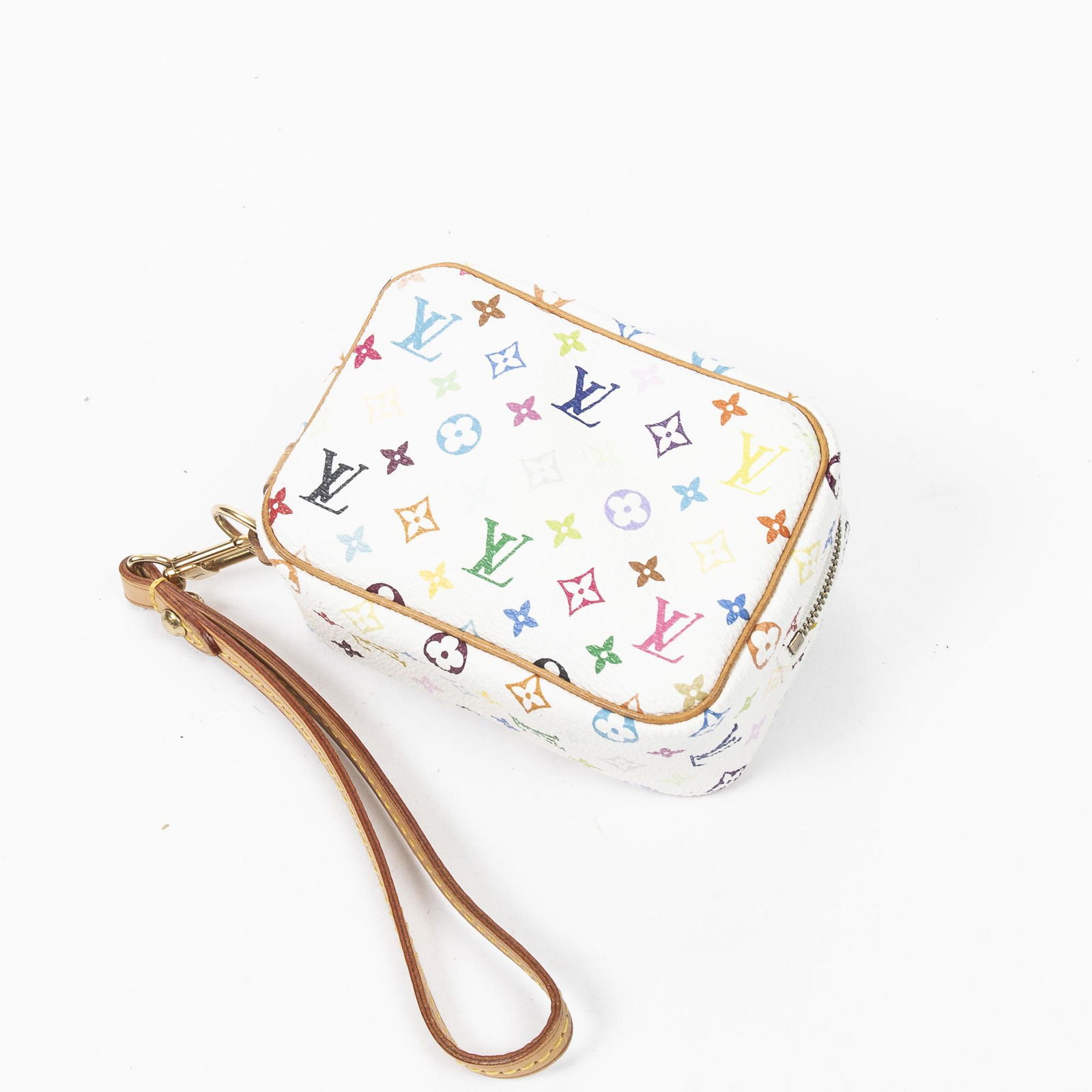Louis Vuitton Trousse Wapity: Pre-loved Louis Vuitton Trousse Wapity in White coated Multicolor Monogram canvas. The hardware is in Golden Brass. Dimensions (L*H*D in cm): 11*7,5*5cm. Brand Production Code : FL0085. The item comes