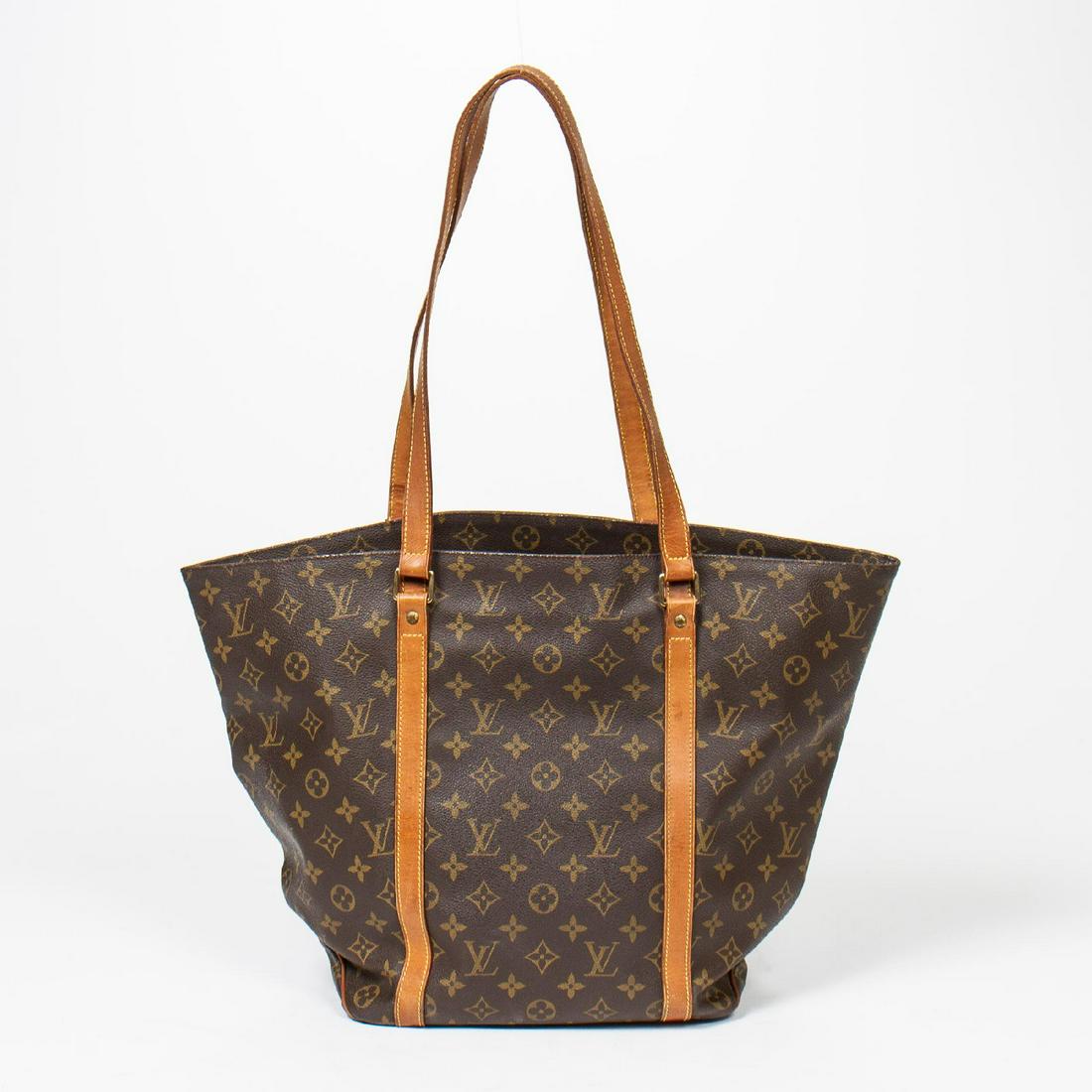 Louis Vuitton Sac Shopping PM: Pre-loved Louis Vuitton Sac Shopping PM in Brown coated Monogram Canvas with Vachetta leather Straps. The hardware is in Golden Brass. Dimensions (L*H*D in cm): 25,5*34*14cm. Brand Production Code : M