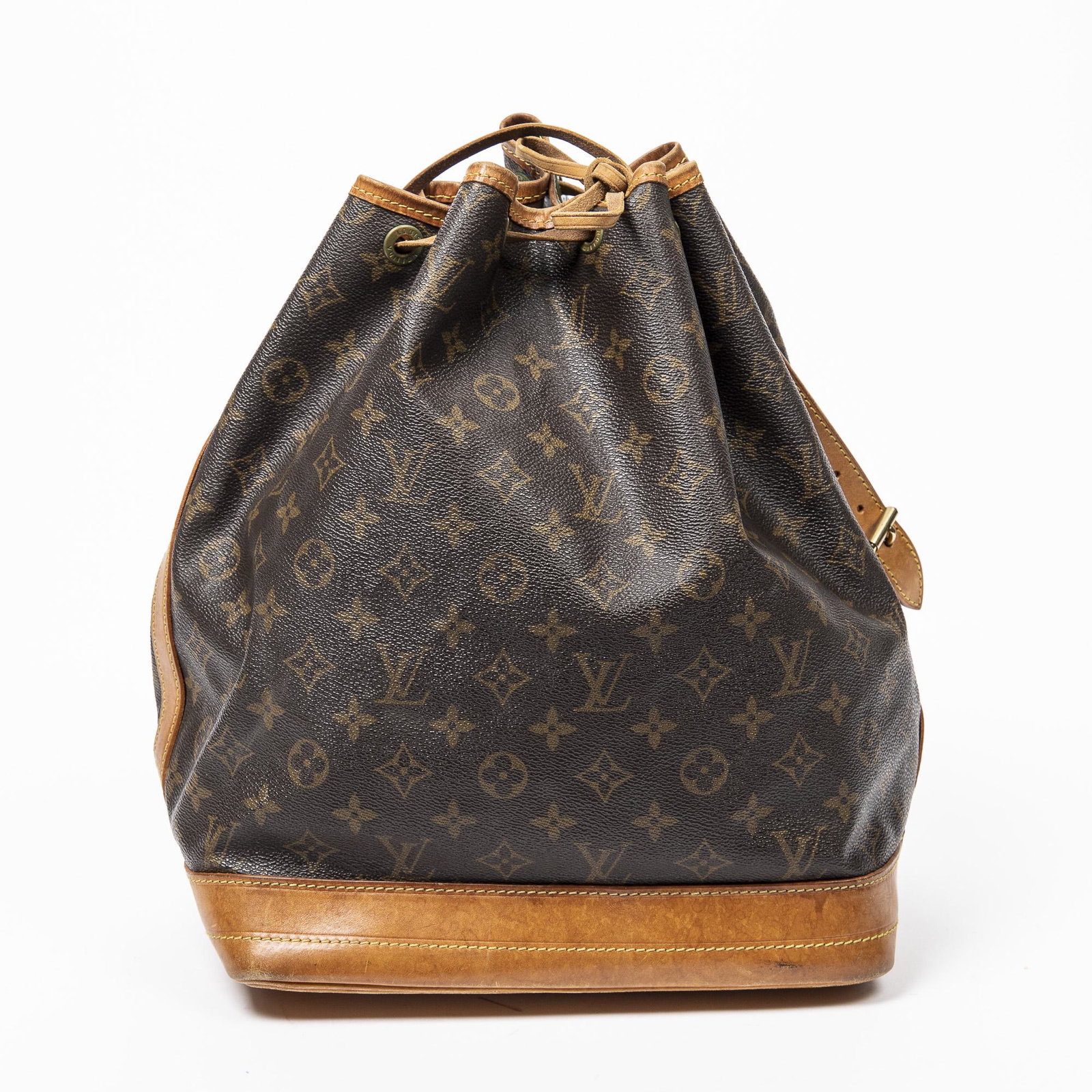 Louis Vuitton Noe GM: Pre-loved Louis Vuitton Noe GM in Brown coated Monogram Canvas with Vachetta leather Strap. The hardware is in Golden Brass. Dimensions (L*H*D in cm): 26*35*18cm. Brand Production Code : AR0945. Some 