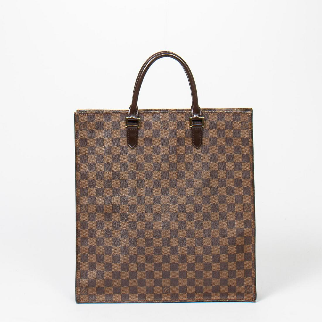 Louis Vuitton Sac Plat: Pre-loved Louis Vuitton Sac Plat in brown coated damier ebene with dark brown leather handles. The hardware is in Golden Brass. Dimensions (L*H*D in cm): 35*37*5cm. Brand Production Code : MI0014. Thi