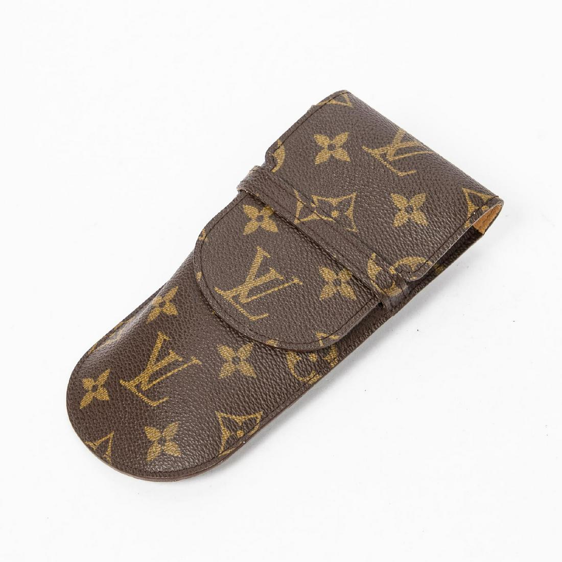 Louis Vuitton Pen Case GM: Pre-loved Louis Vuitton Pen Case GM in Brown Monogram Canvas. Dimensions (L*H*D in cm): 8*19*1cm. Brand Production Code : MI0956. Excellent condition. The item shows signs of wear isolated to a small 