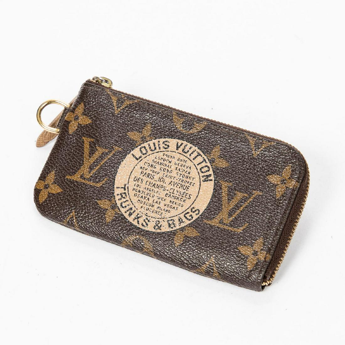 Louis Vuitton Pochette ClÃ©s T&B: Pre-loved Louis Vuitton Pochette ClÃ©s T&B in Brown Monogram Canvas. The hardware is in Golden Brass. Dimensions (L*H*D in cm): 13*7,5*1cm. Brand Production Code : CT4067. Excellent condition. The i