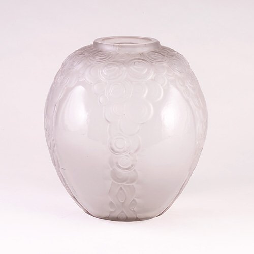 ANDRE HUNEBELLE Monumental Art Deco glass vase de: ANDRE HUNEBELLE Monumental Art Deco glass vase decorated with geometric stylized flora. Molded HUNEBELLE. 13"
