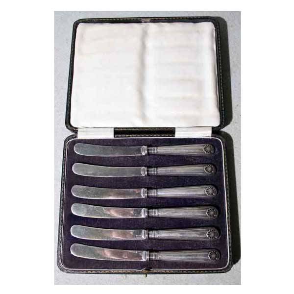 Silver - A cased set of six hallmarked silver tea: Silver - A cased set of six hallmarked silver tea knives, with reeded shell embossed handles and oval shaped blades - Sheffield. (6)