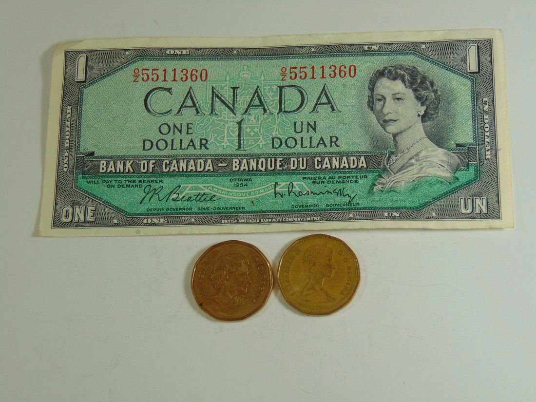 Canada Loonies 1988,2005 And 1954 1 Dollar note (1 of 2)