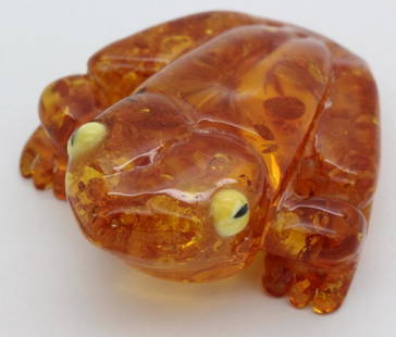 Natural Baltic Honey Amber Carved Frog Figurine 9.8g: Carved natural amber figurine. Features a carving of a frog or toad. Crafted from one solid piece of natural Baltic amber with a semi translucent honey hue. The eyes are applied beads of butterscotch