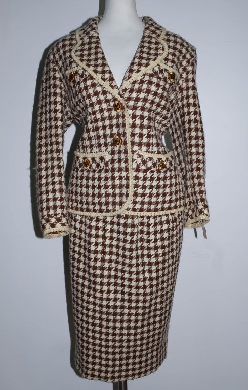 VTG CHANEL Ladies Boutique Brown Houndstooth Suit: Ladies jacket and skirt suit by Chanel. Brown and cream white hounds tooth pattern. Gold finished four leaf clover buttons. Approximately size 42 (European) US 10. Good condition with stains to skirt,