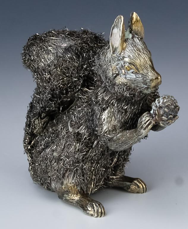 Sterling Silver Buccellati Style 3" Furry Squirrel: Italian Sterling Silver Buccellati Style Squirrel Sculpture. Measures Approximately: 3 1/2 in. x 3 1/2 in. x 2 in. Good to Fair Condition, having normal to moderate storage wear with aged patina. Mark