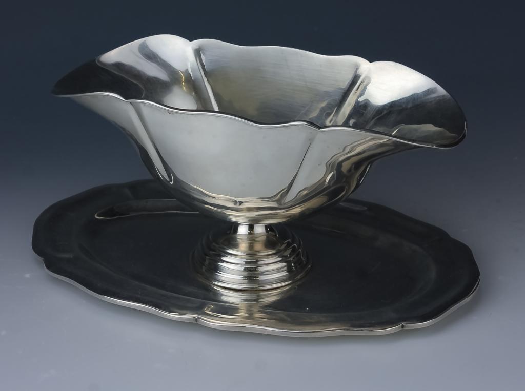 Tane Mexican Sterling Sliver 925 Sauce Boat 592gr: Stunning hand crafted artisan sauce gravy boat by Tane Orfebres. Features an oval form with scalloped rim and fixed underplate. Measures 4 1/4" x 10 " x 6 3/4". Marked Tane JAA with Eagle 146 mark Mex