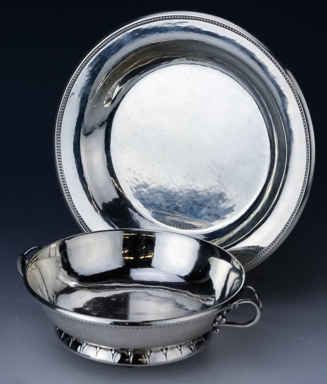 Georg Jensen Sterling Silver Bowl & Tray 349gr.: Vintage sterling silver bowl and tray by Georg Jensen. Features a art nouvea styled bowl with lotus form foot and grape form hanels with a hand hammered under-plate measuring 6 7/8" in diameter. Bowl