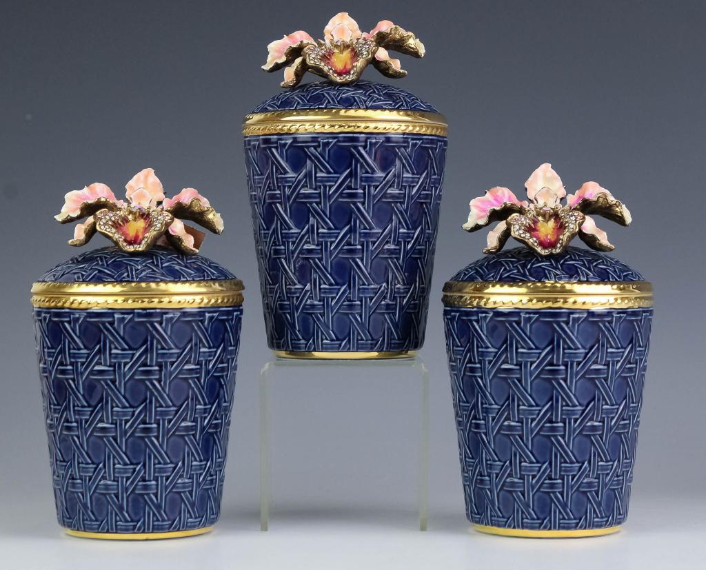 LOT 5 Jay Strongwater Porcelain Covered Candle NIB: Set of 5 Jay Strongwater cobalt porcelain covered candles. Porcelain vessel is accented with flawless Jay Strongwater 18k-gold finished finial, embellished with Swarovski crystals. Four candles are fi