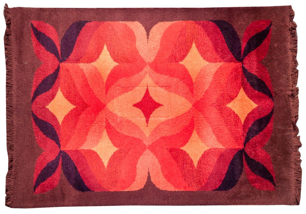VTG Red Mid Century Modern Shag Area Rug 143"x97": Large decorator modern shag rug / area rug. Featuring bold beautiful colors of rust reds, browns, orange, and blacks. Made of wool. Manufacture label from Israel. Rug Measures:143 in. x 97 in. Conditi