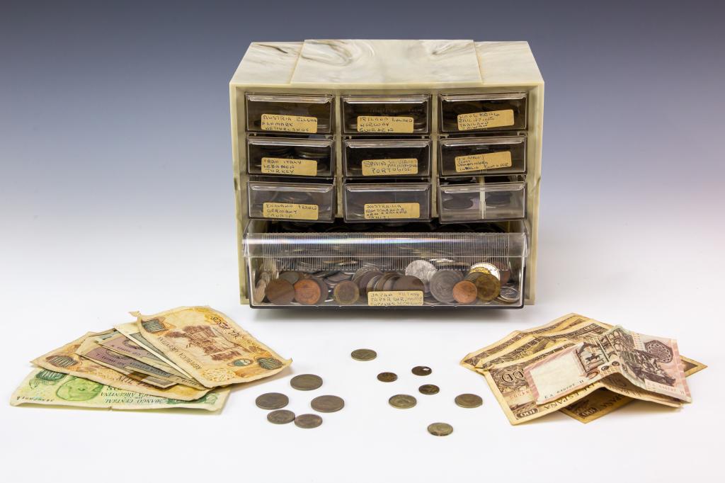 LOT Estate Collection Foreign Coin and Paper Money: Large estate collection of foreign paper money and coins. Coins from Japan, Australia, England, France, Germany, Canada, Spain, Portugal, Iran, Italy, Lebanon, Turkey , Hong Kong, Thailand, Ireland, F