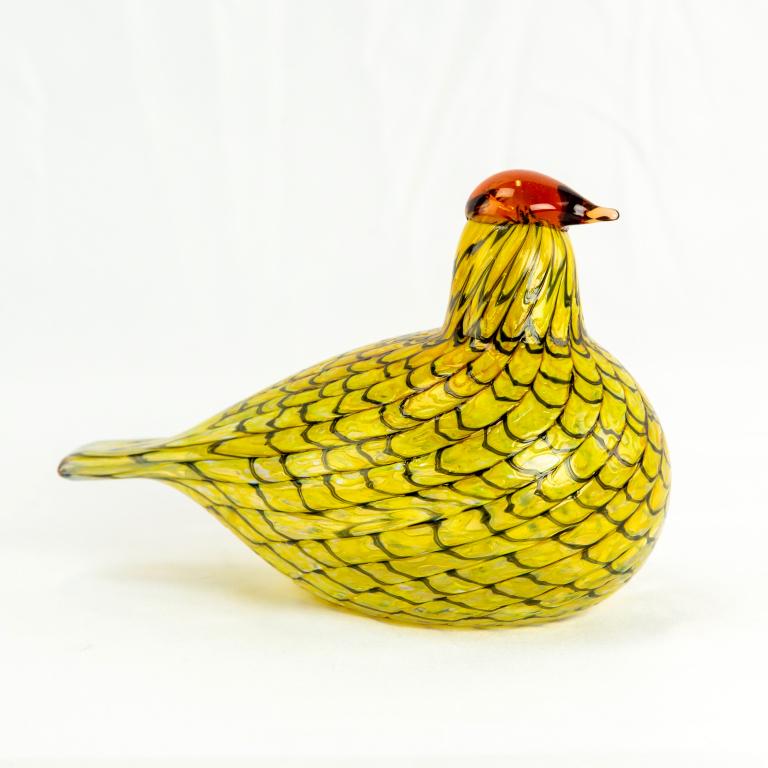 Signed Oiva Toikka Iittala Finland Art Glass Bird: Oiva Toikka Iittala art glass bird. Features a pulled feather body with yellow body and amber head. Signed on base with label. Measures 4 1/2in. x 6in. Good overall condition with no damage to note. H