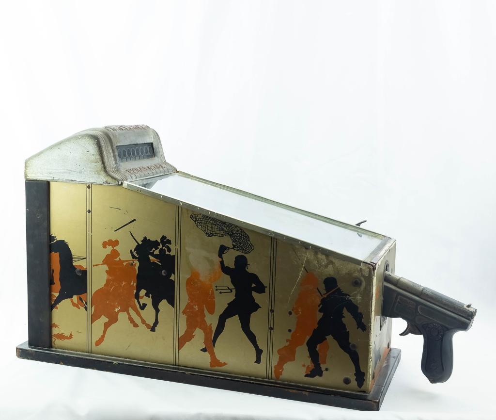 VTG Challenger ABT Shooting Game Penny Arcade 1925: Vintage ABT MFG Co Chicago Patent 1925 Challenger one cent coin gun countertop shooting gallery. Game includes BBs. Glass not broken. Original graphics are on the sides. Gun is marked with ABT MFG.Co,