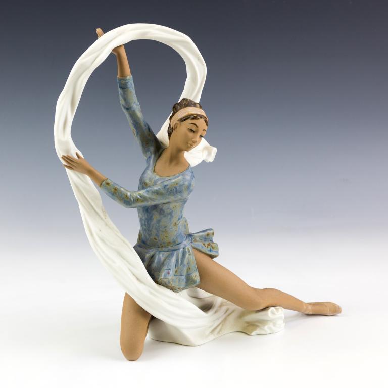 NAO by LLADRO Ballerina Dancer Porcelain Figurine (1 of 5)
