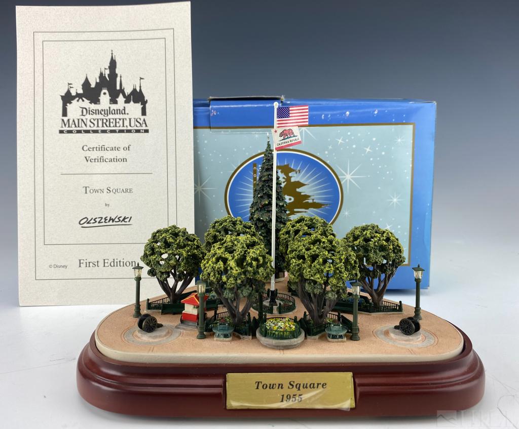 Olszewski Disney Main Street Town Square LE w/Box (1 of 7)