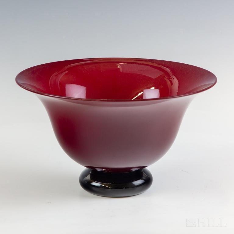 Donald Carlson Studio Signed Sang De Boeuf Bowl: Large studio art glass bowl by Donald Carlson. Features a deep red body with black footed base. Measures 6 5/8" x 9 5/8". Signed on base. Good overall condition with minor wear. Hill Auction Gallery i