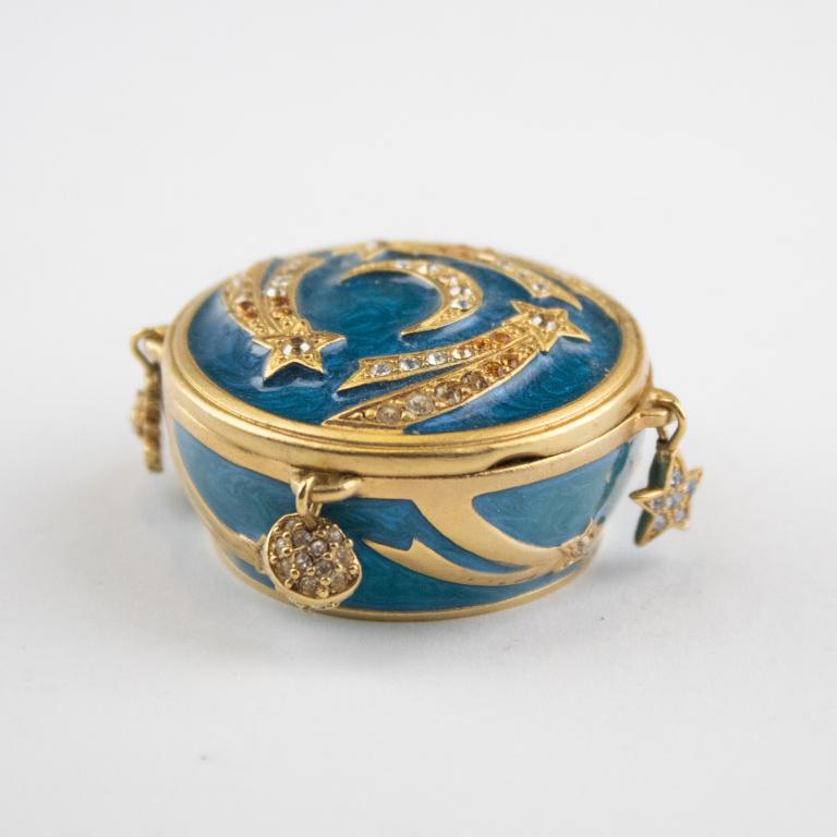 Jay Strongwater Estee Lauder 2012 Perfume Compact: Authentic Jay Strongwater for Estee Lauder Sensous Nude Solid Perfume compact. 2012 Collectible Celestial Charms perfume compact. Featuring flawless Jay Strongwater Craftsmanship. Hand painted 14k gol