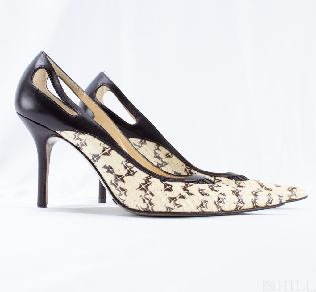 Dolce & Gabbana Snakeskin Pointed Toe Pumps 36: Dolce & Gabanna beige and brown snakeskin pointed toe pumps: EU 36, Measurements (Approximate) insole: 10 in. Heel height: 3 1/2 in. Includes DG dust bag. Good pre owned condition, showing mild wear. 