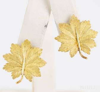 Pair Buccellati 18k 750 Yellow Gold Leaf Earrings: Authentic Signed Pair of Mario Buccellati 18k 750 yellow gold earrings. Features leaf design with screw back closures. Stamped/marked M. Buccellati 750 on the backs. Also marked 14k on the tops of