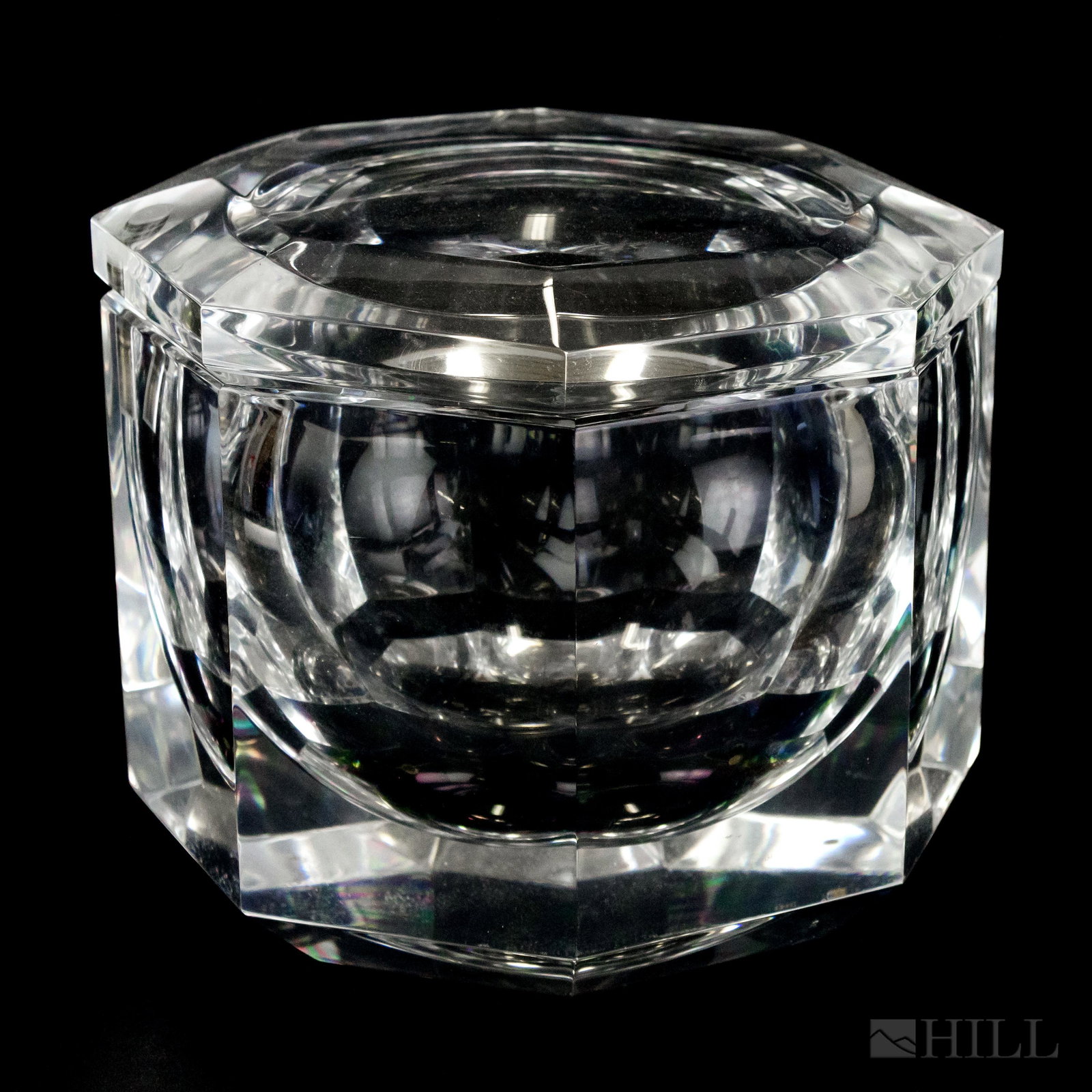 Alessandro Albrizzi Mid Century Lucite Ice Bucket: Vintage mid century modern style ice bucket in the Alessandro Albrizzi style. Swivel lid with faceted design. Overall measures approximately 8 in. x 9 1/2 in. Good condition with mild surface wear, cr