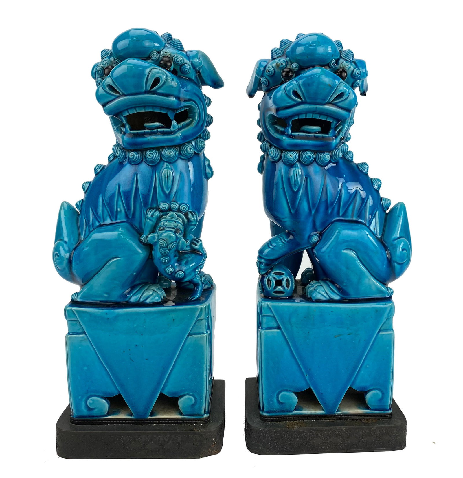 Chinese Porcelain Turquoise Guardian Foo Dogs PAIR: Crafted of fine quality Chinese porcelain with turquoise blue glaze finish. Each mounted to a metal base. From the Estate of Mrs. Susan S. Dillon, Jupiter, FL. Good condition with mild surface wear, d