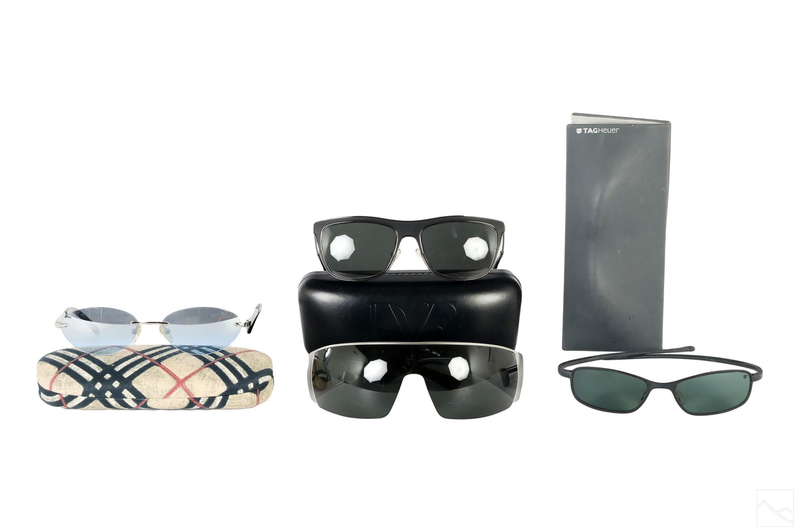 Prada Burberry TAG Valentino Sunglasses 4pc LOT: An estate collection with four (4) pairs of designer sunglasses. Includes: one (1) pair of Prada Italian designer SPR 57H 1AP 3O1 110 wraparound sunglasses with gunmetal gray frames and PRADA designer