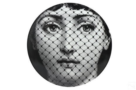 Fornasetti Tema E Variazioni Italian 10" Plate MIB: An Italian studio art pottery wall display plate designed by Piero Fornasetti (1913-1988). Produced for the Tema E Variazioni ("Theme and Variations") series. This is plate Number 78. A monochromatic