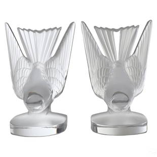 Lalique French Crystal Hirondelles Birds Bookends: A pair of Lalique French crystal bookends in the Hirondelles bird pattern. Frosted and satin finish. An Art Deco design by Rene Lalique depicting swallow bird mascots in flight. LALIQUE FRANCE mark