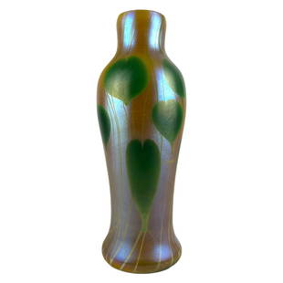 Art Glass Hearts & Vines Vase after L.C.T. Tiffany: A quality studios art glass vase after the style of Louis Comfort Tiffany. Features lustrous gold iridescent Favrile glass in a botanical Art Nouveau hearts and vine pattern. Bears a pseudo inscriptio